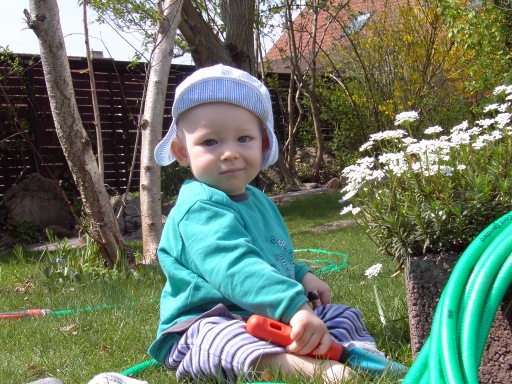 Bei der Gartenarbeit mit Mama.